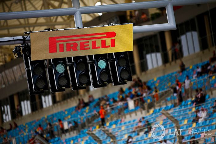 Un logotipo de Pirelli sobre las luces de inicio