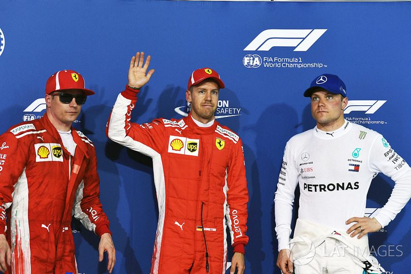 Kimi Raikkonen, Ferrari, le poleman Sebastian Vettel, Ferrari et Valtteri Bottas, Mercedes-AMG F1 dans le Parc Fermé