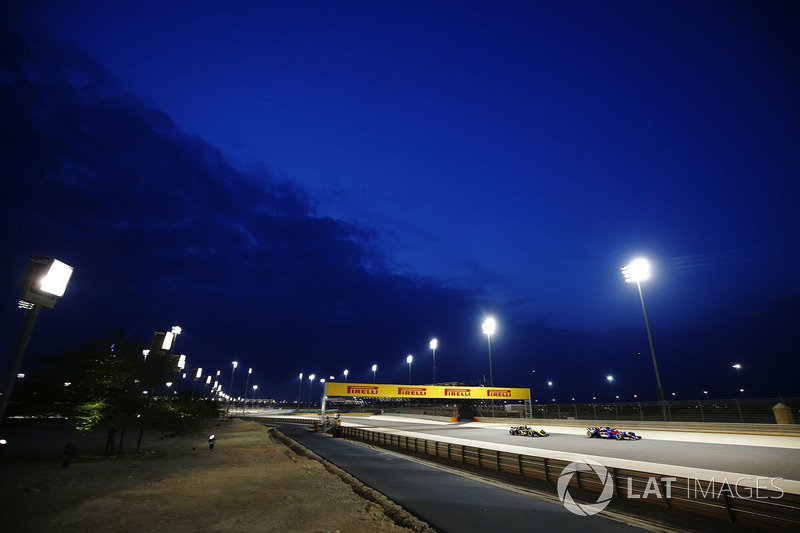 Pierre Gasly, Toro Rosso STR13 Honda, devant Nico Hulkenberg, Renault Sport F1 Team R.S. 18