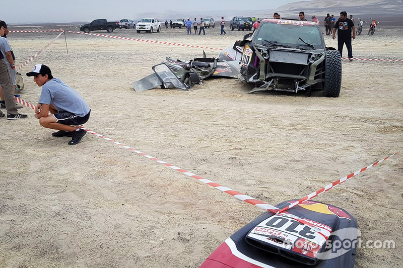 #310 X-Raid Team Mini: Bryce Menzies, Peter Mortensen, crashed car