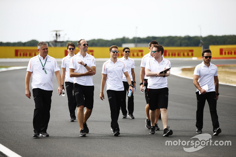 Gil de Ferran, Stoffel Vandoorne, McLaren, e altri membri del team McLaren, camminano lungo il circuito