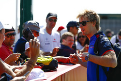 Brendon Hartley, Toro Rosso, signs autographs for fans