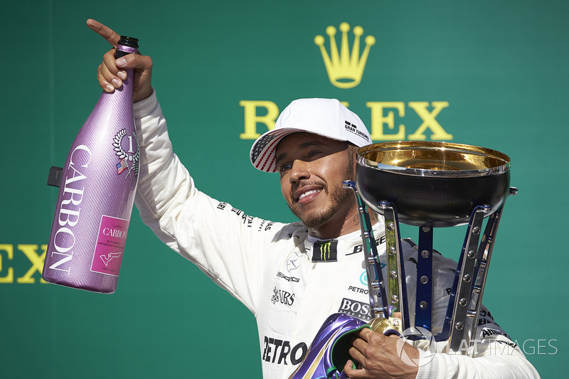 Race winner Lewis Hamilton, Mercedes AMG F1 and Champagne