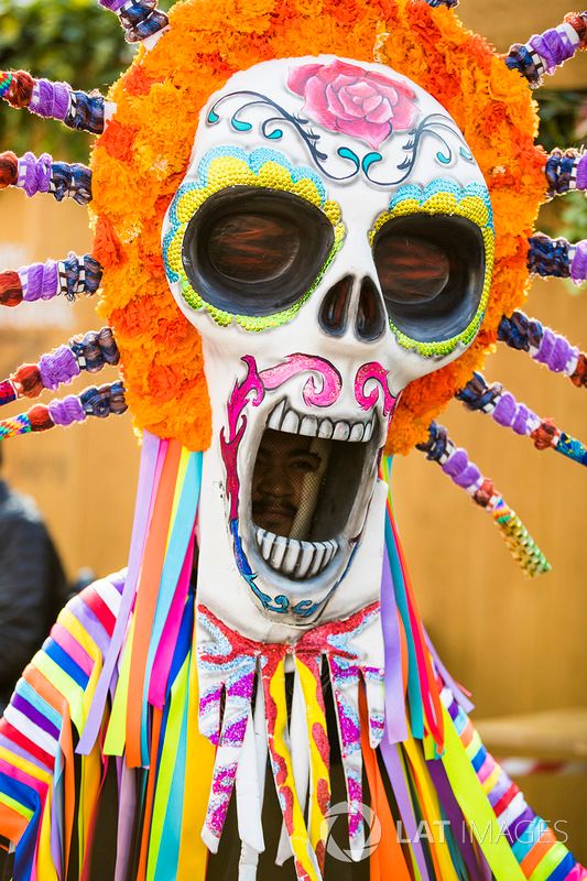 Disfraces del día de muertos en el paddock