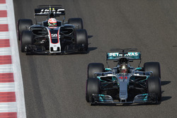 Lewis Hamilton, Mercedes-Benz F1 W08 et Antonio Giovinazzi, Haas F1 Team VF-17
