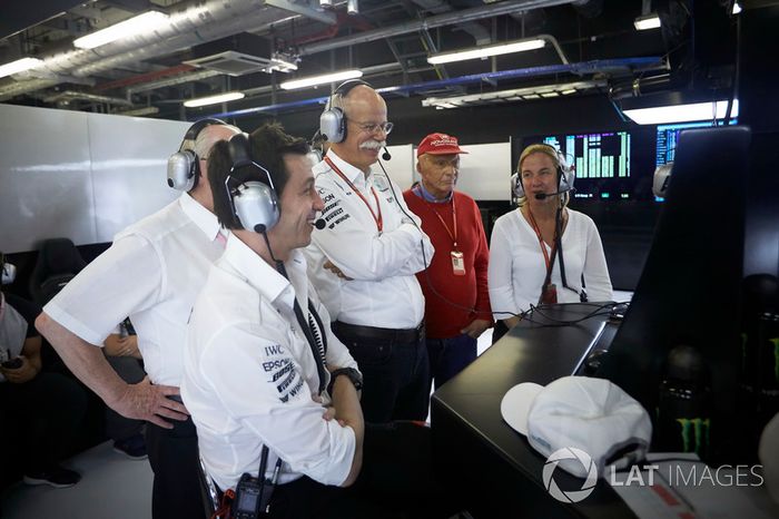 Toto Wolff, Executive Director Mercedes AMG F1, el Dr. Dieter Zetsche, CEO, Mercedes Benz, Niki Lauda, Presidente no ejecutivo de Mercedes AMG F1