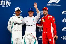 Ganador de la pole Valtteri Bottas, Mercedes AMG F1, segundo lugar Lewis Hamilton, Mercedes AMG F1, tercer lugar Sebastian Vettel, Ferrari
