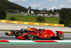 Daniel Ricciardo, Red Bull Racing RB14, lotta con Kimi Raikkonen, Ferrari SF71H