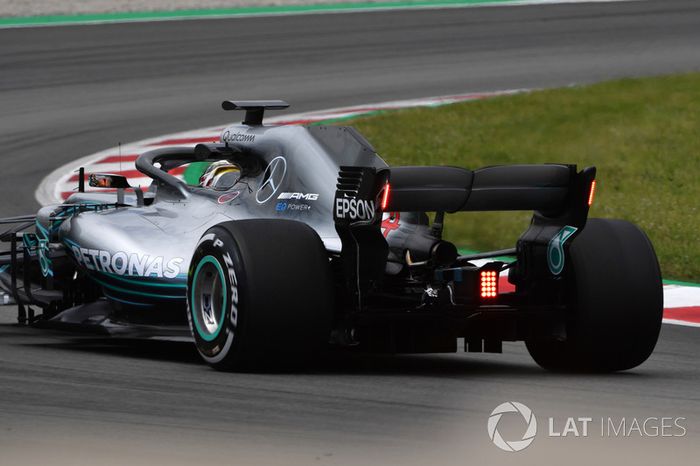 Lewis Hamilton, Mercedes-AMG F1 W09 con luces en el alerón trasero