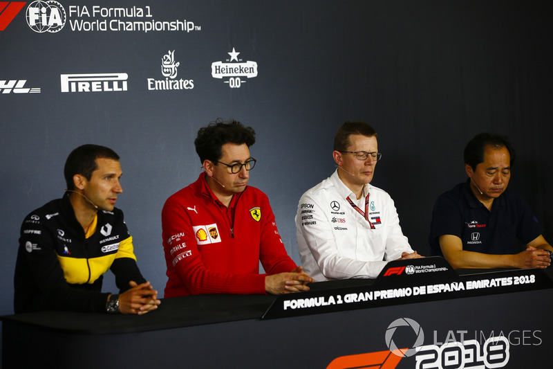Remi Taffin, Director de Operaciones, Renault Sport F1, Mattia Binotto, Director Técnico, Ferrari, Andy Cowell, Director Ejecutivo, HPP, Mercedes AMG, y Toyoharu Tanabe, Director Técnico de F1, Honda en la Conferencia de Prensa de los Directores de Equipo