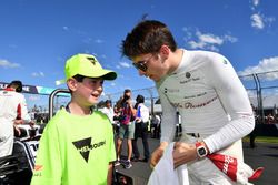 Charles Leclerc, Sauber y un niño de la parrilla