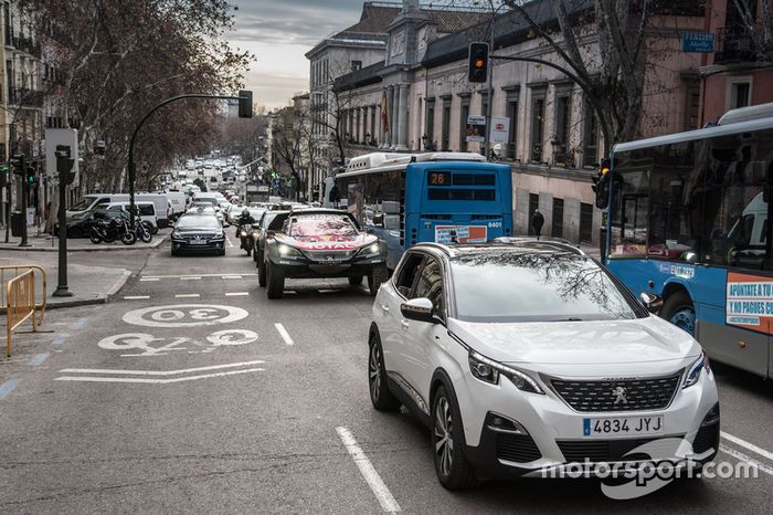 Carlos Sainz, Lucas Cruz, Peugeot Sport en las calles de Madrid