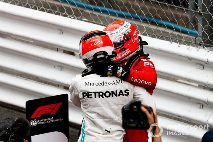Ganador de la carrera Lewis Hamilton, Mercedes AMG F1 y Sebastian Vettel, Ferrari celebran