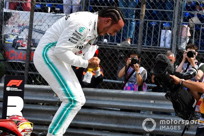 Ganador de la pole position Lewis Hamilton, Mercedes AMG F1