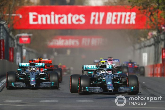 Valtteri Bottas, Mercedes AMG W10 y Lewis Hamilton, Mercedes AMG F1 W10 vuelta 1