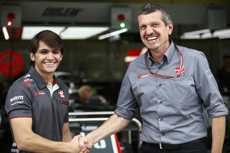 Günther Steiner, Team Principal, Haas F1, pose avec le pilote d'essais Pietro Fittipaldi.