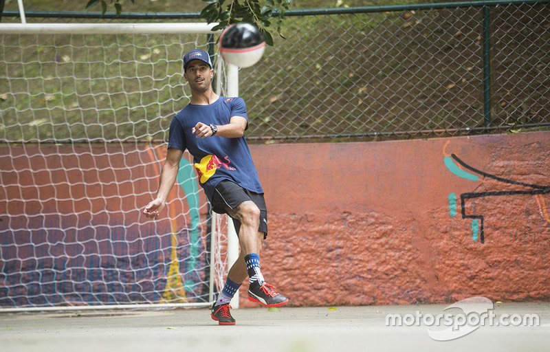 Max Verstappen y Daniel Ricciardo, Red Bull Racing juegan Futsal en Brasil