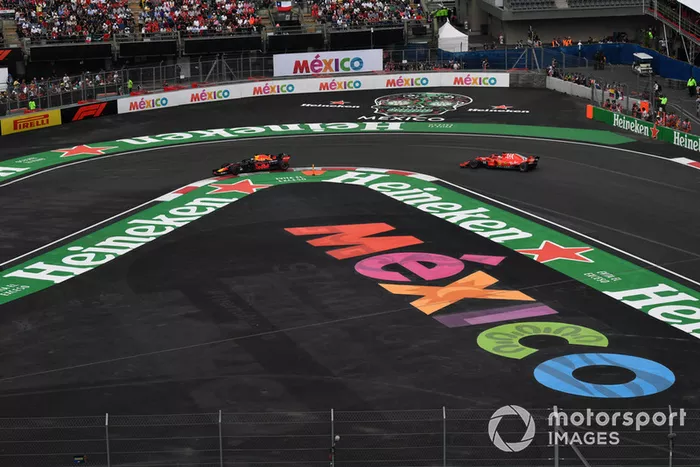 Daniel Ricciardo, Red Bull Racing RB14 y Sebastian Vettel, Ferrari SF71H 