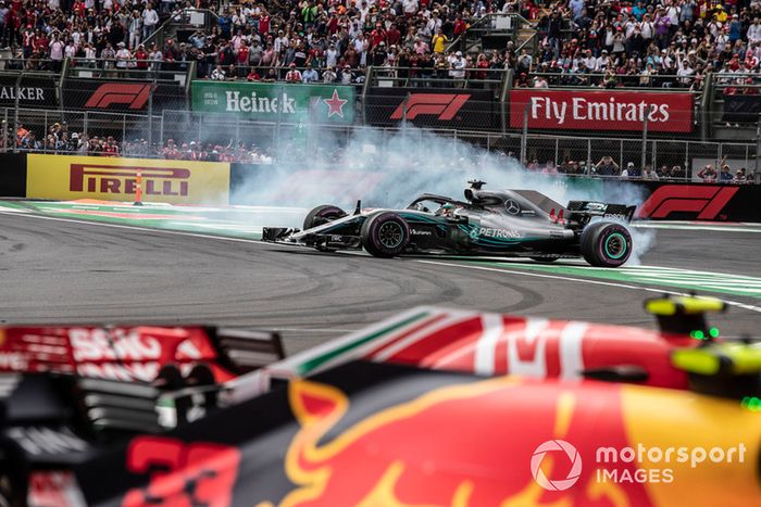 Lewis Hamilton, Mercedes AMG F1 W09 EQ Power+, celebra con donuts su título de campeón