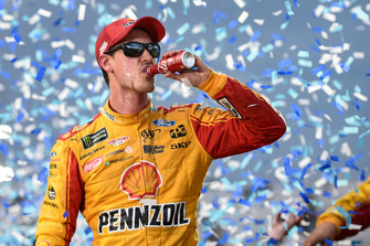 Joey Logano, Team Penske, Ford Fusion Shell Pennzoil, celebrates