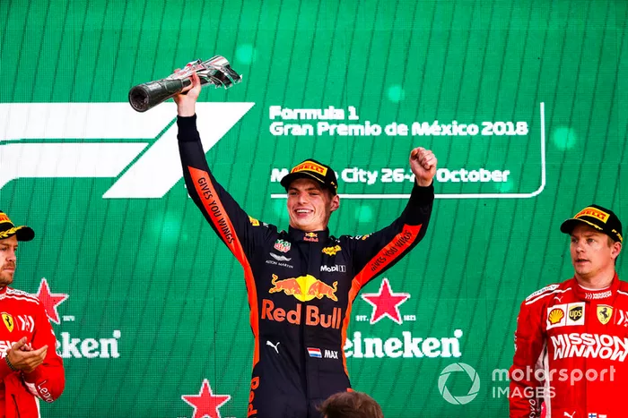 Podio: ganador de la carrera Max Verstappen, Red Bull Racing