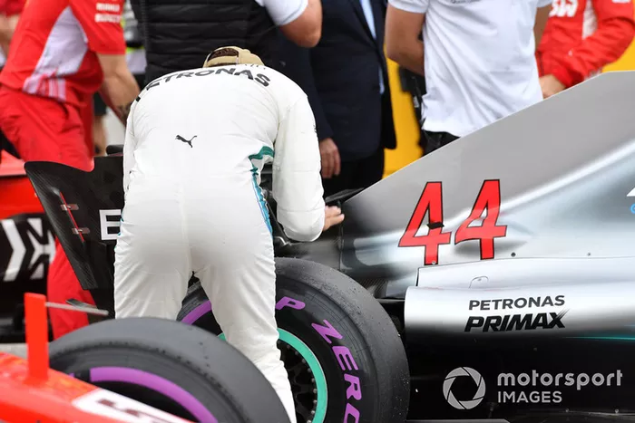 Ganador de la pole Lewis Hamilton, Mercedes AMG F1 celebra en Parc Ferme 
