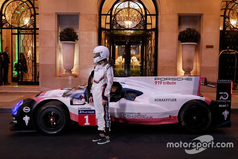 Porsche 919 in de straten van Parijs