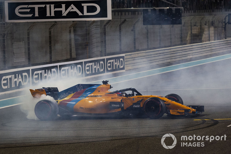 Fernando Alonso, McLaren MCL33, esegue dei donut alla fine della gara