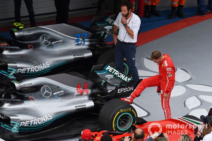 Sebastian Vettel, Ferrari mira la rueda trasera del coche de Lewis Hamilton, Mercedes-AMG F1 W09