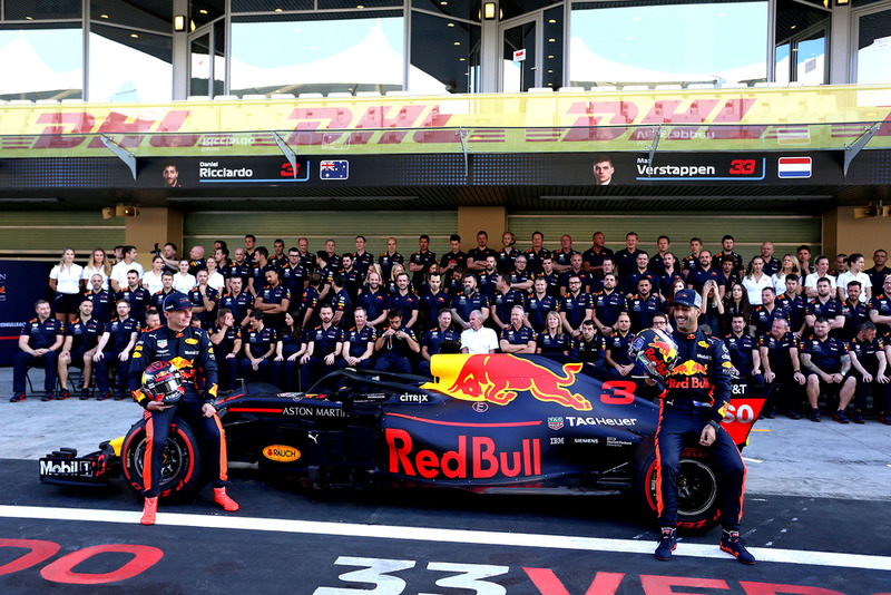 Max Verstappen, Red Bull Racing ve Daniel Ricciardo, Red Bull Racing takım fotoğrafında