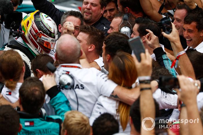 Lewis Hamilton, Mercedes AMG F1, Celebra la victoria con su equipo.