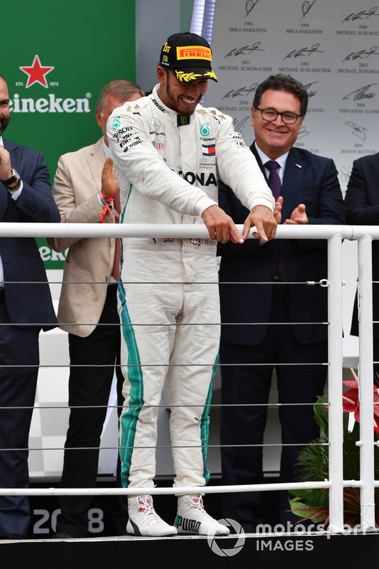 Lewis Hamilton, Mercedes AMG F1, festeggia sul podio
