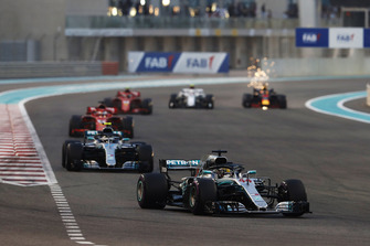 Lewis Hamilton, Mercedes AMG F1 W09 EQ Power+, leads Valtteri Bottas, Mercedes AMG F1 W09 EQ Power+, Sebastian Vettel, Ferrari SF71H, Kimi Raikkonen, Ferrari SF71H, Charles Leclerc, Sauber C37, and Daniel Ricciardo, Red Bull Racing RB14