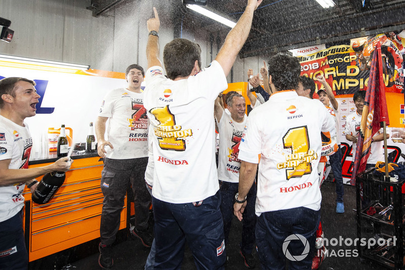 Чемпіон світу MotoGP 2018 року Марк Маркес, Repsol Honda Team, зі своєю командою