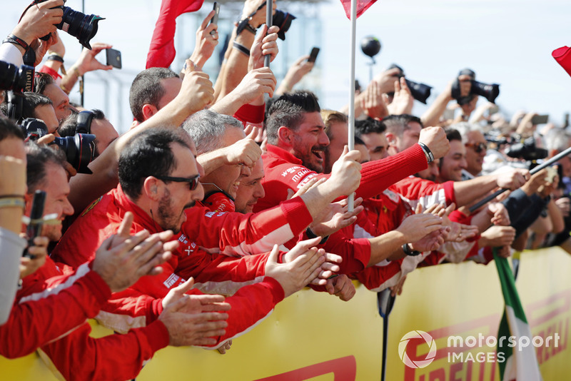 El equipo Ferrari aplaude cuando Kimi Raikkonen, Ferrari SF71H, 1ª posición, llega a Parc Ferme