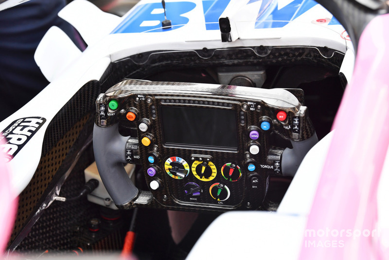 Знімок керма Force India з розташованими на ньому різноманітними кнопками, вимикачами та тумблерами, які регулюють налаштування силового агрегату.