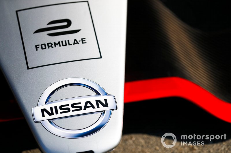 Logo Nissan