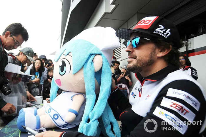 Fernando Alonso, Toyota Gazoo Racing durante la firma de autógrafos
