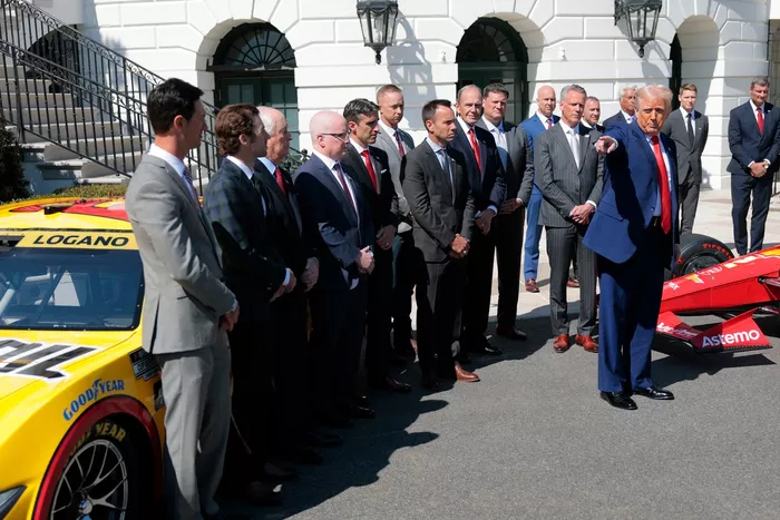 Amerikaanse president Donald Trump, Roger Penske, NASCAR-commissaris Steve Phelps en NASCAR-voorzitter Steve O'Donnell, Joey Logano, Ryan Blaney