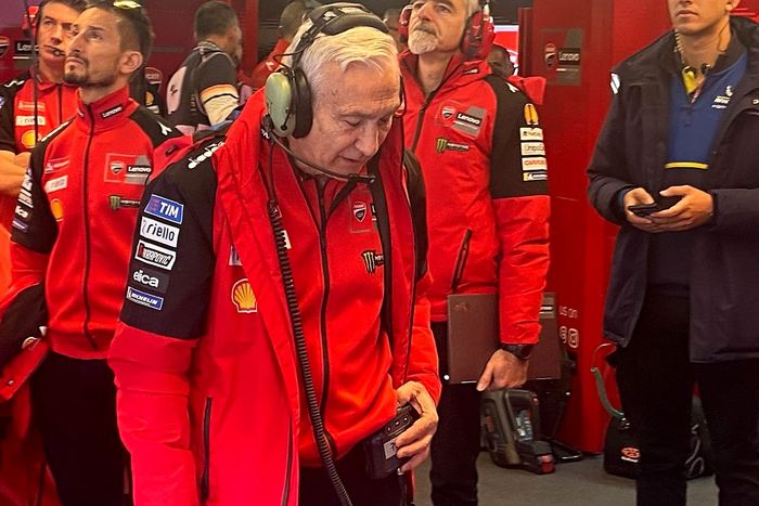 Davide Tardozzi, Team manager del equipo Ducati con la radio del equipo