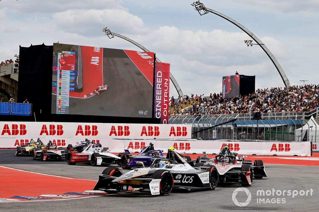 Nick Cassidy Jaguar TCS Racing Jaguar I-TYPE 7 Nyck de Vries de HolandaMahindra Racing Mahindra M11Electro
