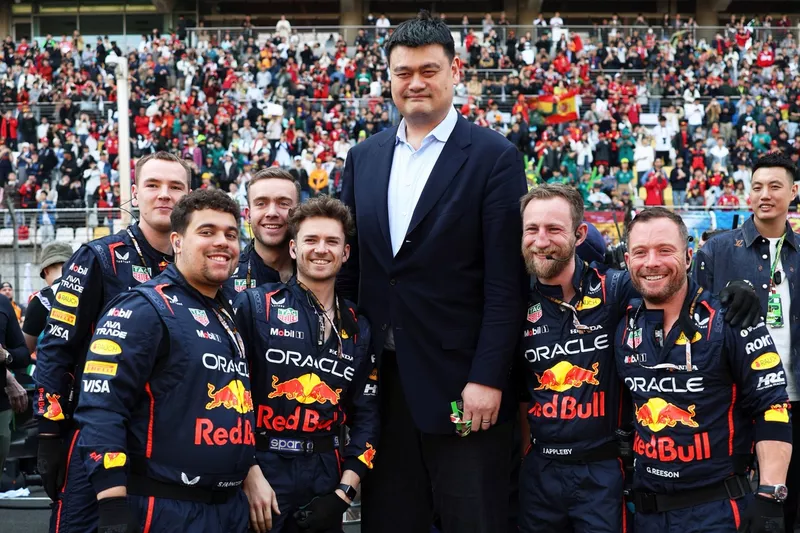 Yao Ming sur la grille de départ avec les membres de l'équipe Red Bull Racing