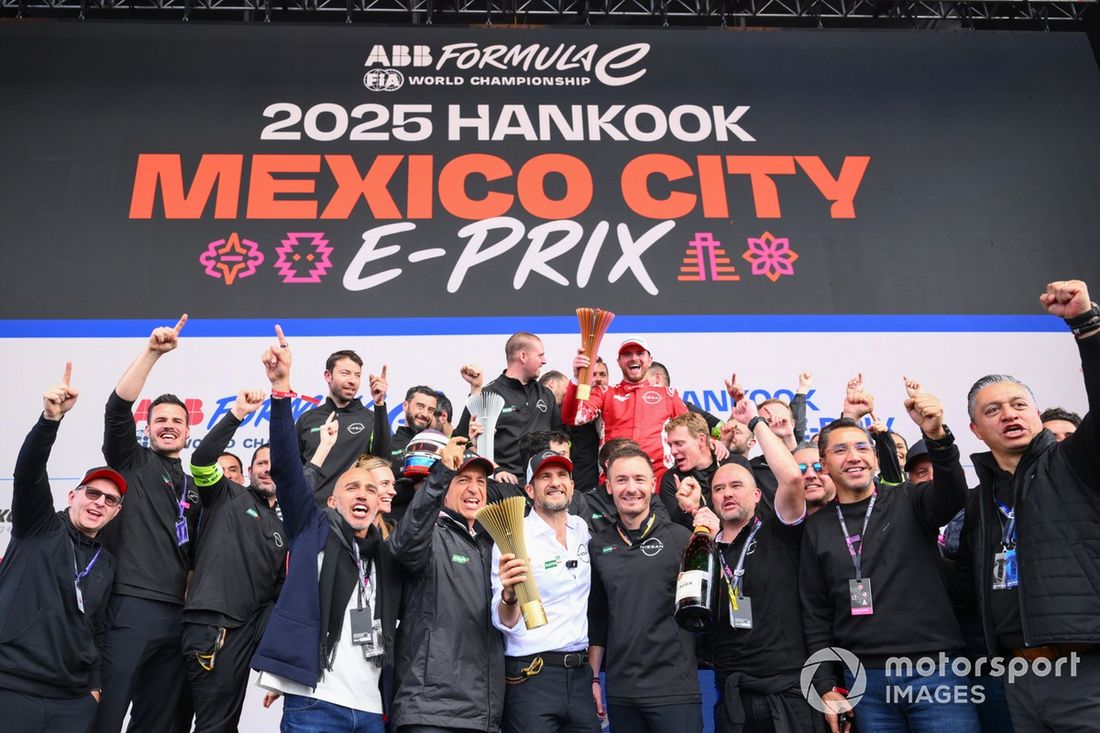 Oliver Rowland, ganador de la carrera, el equipo Nissan de Fórmula E y Tommaso Volpe, director general del equipo Nissan de Fórmula E, celebran la victoria en el podio.