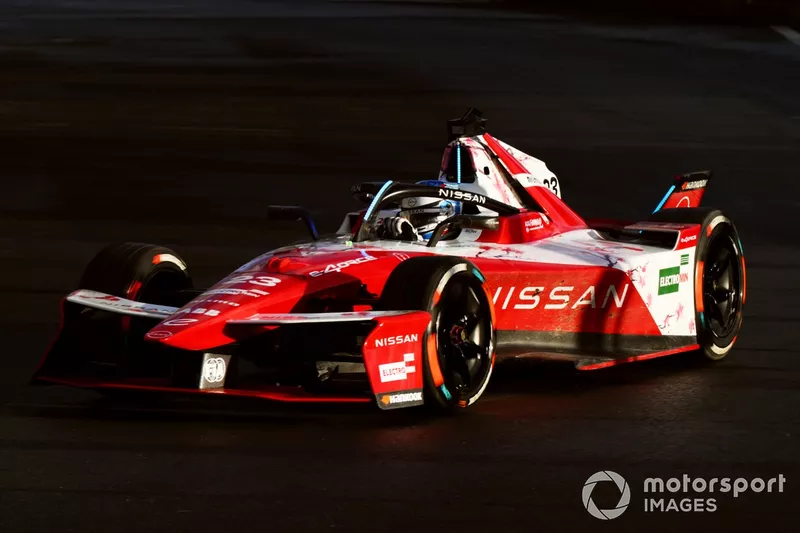 Oliver Rowland, de Grande-Bretagne, au volant de la Nissan e-4ORCE 05 de l'équipe de Formule E.