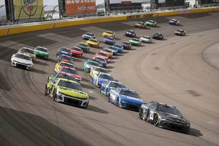 Bubba Wallace, 23XI Racing Toyota, William Byron, Hendrick Motorsports Chevrolet