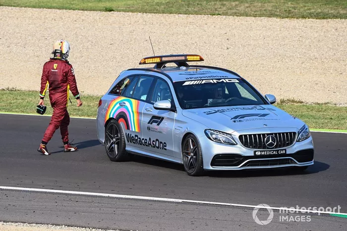 El Medical car se lleva a Sebastian Vettel, Ferrari