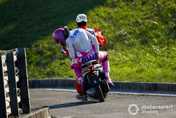 Lance Stroll, Racing Point en la parte trasera de un Scooter después de un accidente