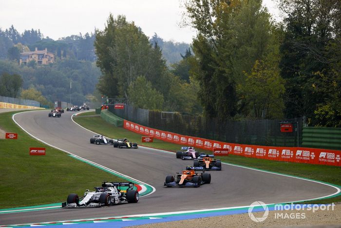 Daniil Kvyat, AlphaTauri AT01, Lando Norris, McLaren MCL35, Carlos Sainz Jr., McLaren MCL35, y Sergio Pérez, Racing Point RP20