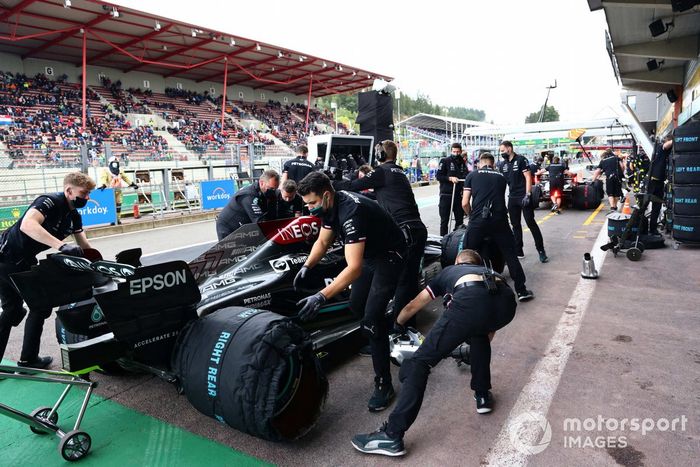 Mecánicos en el pit lane con Valtteri Bottas, Mercedes W12