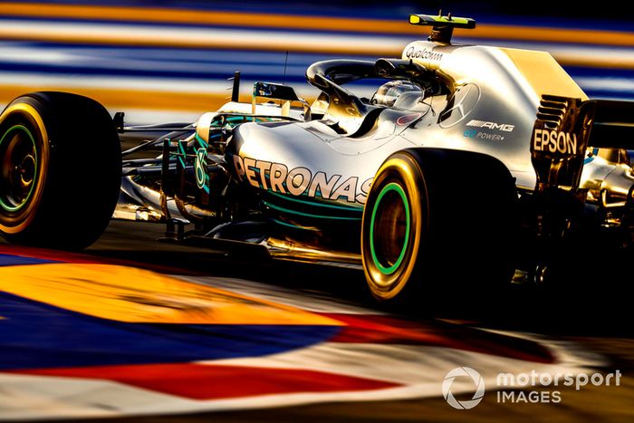 Marina Bay é o circuito com mais curvas do atual calendário da F1, com 14 para a esquerda e nove para a direita. Além disso, a maior reta tem apenas 800 metros, o que faz com que os pilotos não tenham trégua em nenhum momento do traçado.